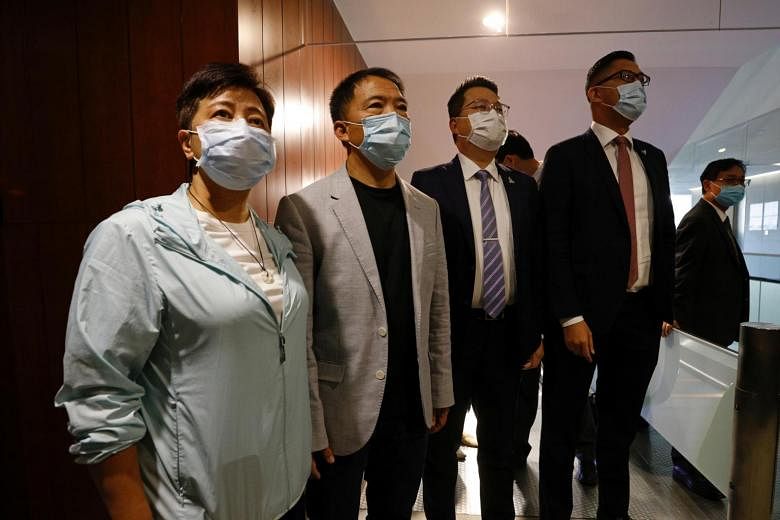 Inggris memanggil utusan China, menyatakan pelanggaran perjanjian Hong Kong