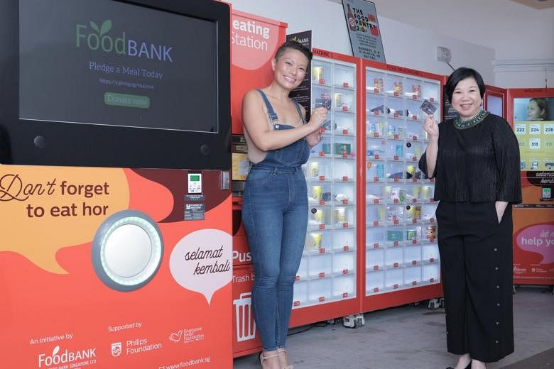Mesin penjual otomatis di lingkungan sekitar untuk membagikan makanan panas bergizi gratis kepada keluarga berpenghasilan rendah