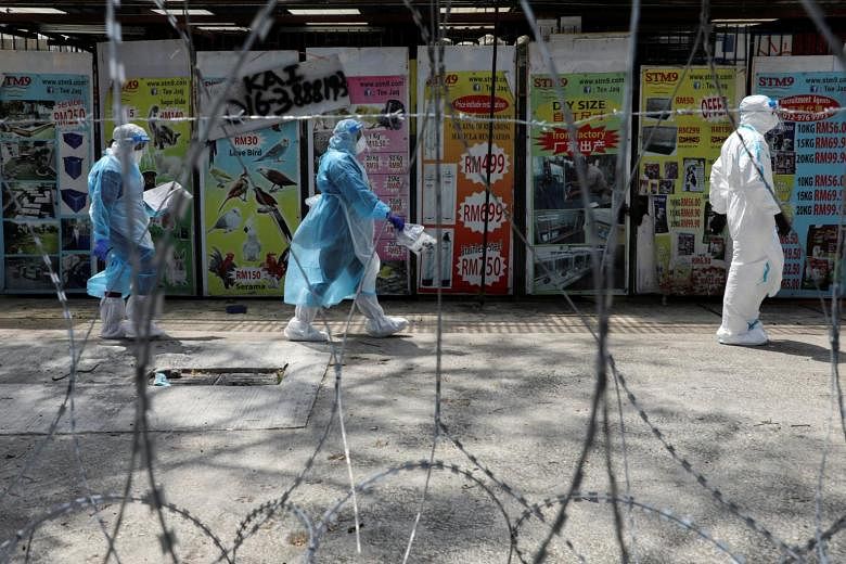 Pihak berwenang Malaysia mencari 400 warga yang melarikan diri sebelum penguncian Covid-19 yang ketat