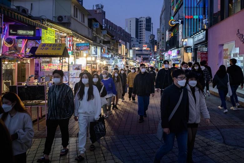 Korea Selatan mulai mendenda orang-orang yang melanggar aturan masker ketika kasus virus corona merayap lebih tinggi