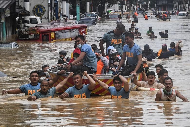 Topan Vamco menghantam pulau utama Filipina, Luzon, melumpuhkan Manila